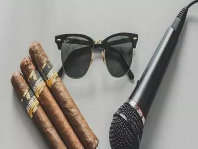 Glass humidors are an excellent choice if you like to see your cigars. You can admire them without opening the lid of the humidor.