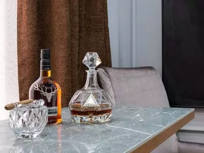 Make sure to place your glass humidor out of direct sunlight.