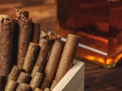 Multiple cigars laying next to each other in a box